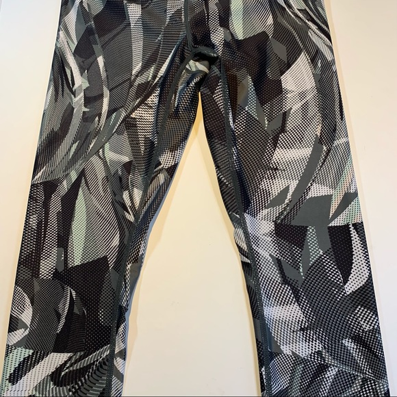 Small Zella white black green pattern high rise studio lite leggings - Picture 5 of 13